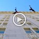 Abseilers doen verticale wals tegen flatgebouw