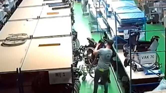 Tientallen rolstoelen in twee maanden gestolen uit magazijn in Helmond, politie zoekt twee daders