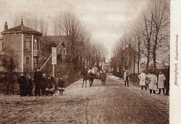 Een winterdag begin 1900. Paard-en-wagen hebben het moeilijk op de besneeuwde Hooglandseweg. De leveranciers rechts en het groepje jongelui dat op de hoek van de Schimmelpenninckstraat staat, hebben meer aandacht voor de fotograaf.