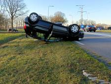 Automobilist in Groenlo raakt andere auto vol in de flank: voertuig op z’n kop in de berm