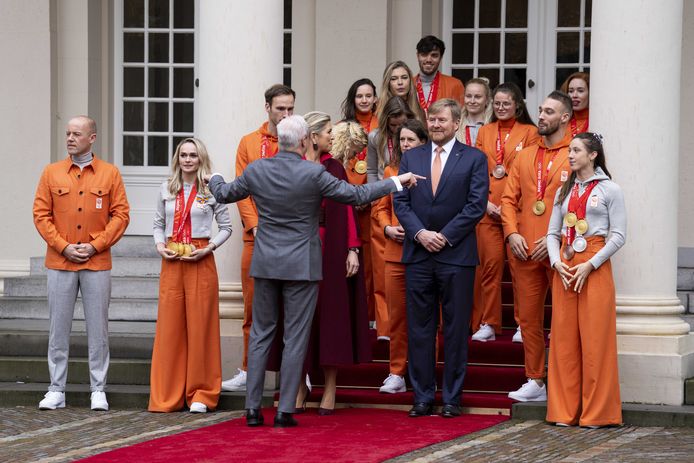 De medaillewinnaars poseren voor de groepsfoto op het bordes.