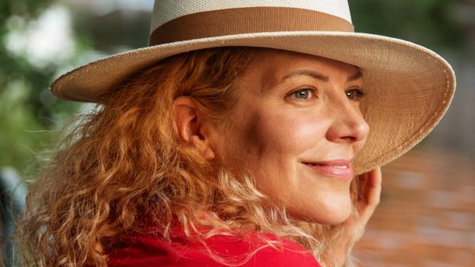 DE KLASFOTO. Zo zag schrijfster Sylvia van Driessche eruit als tiener: “Ik durfde al vroeg te experimenteren met kleren”