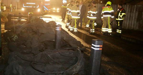 Grote stapel tractorbanden in brand voor huis in Waardenburg - BD.nl