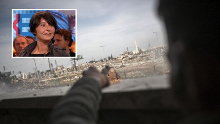 Een Syrische rebel kijkt uit over Aleppo. Inzet: Marielle van Uitert. Beeld 
