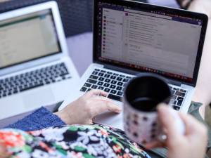 Des logiciels “espions” pour surveiller les travailleurs à domicile, une pratique en forte hausse