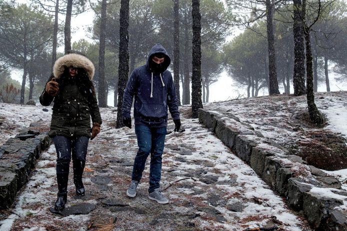 Wandelaars werden verrast door de extreem koude temperaturen. De hulpdiensten moesten tientallen mensen redden.