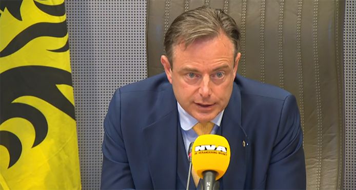 Bart De Wever (N-VA) geeft op een persconferentie tekst en uitleg over zijn startnota en de Vlaamse regeringsvorming.