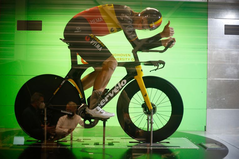 Attente kijkers zullen zien dat het hoofd en het lichaam van Wout van Aert dit seizoen net iets beter in elkaar opgaan. Aan die houding was ruim een jaar werk. Beeld Photo News