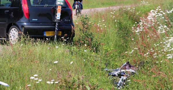 Auto raakt van weg en schept fietster in Tilligte, vrouw met spoed naar ziekenhuis