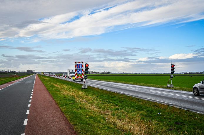 Op de Hanzeweg tussen Kampen en Dronten zijn verkeerslichten geplaatst, omdat een rijstrook is afgesloten.