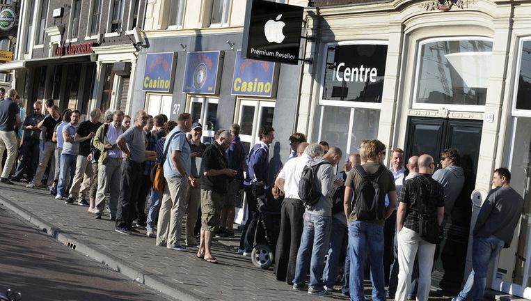 Kopers van een iPad staan in de rij bij een winkel in Amsterdam op de dag van de release van het apparaat. Foto ANP Beeld 