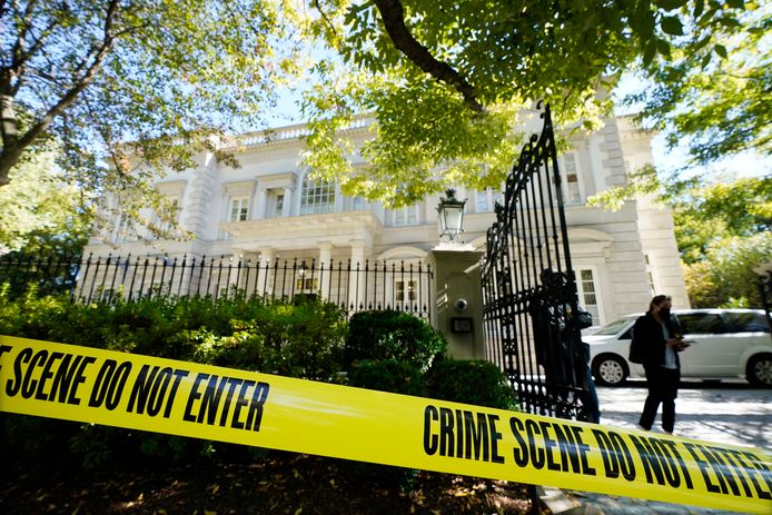 FBI-agenten bij een huis van de Russische oligarch Oleg Deripaska in Washington.
