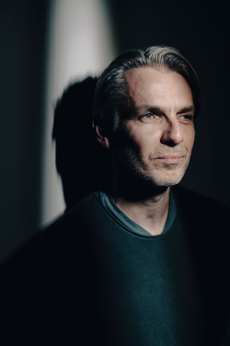 ‘Als ik merk dat ik mij niet goed voel en mij afvraag waarom, begin ik op te schrijven wat er in mijn hoofd speelt. Op het einde is mijn onrust weg.’ Beeld © Stefaan Temmerman