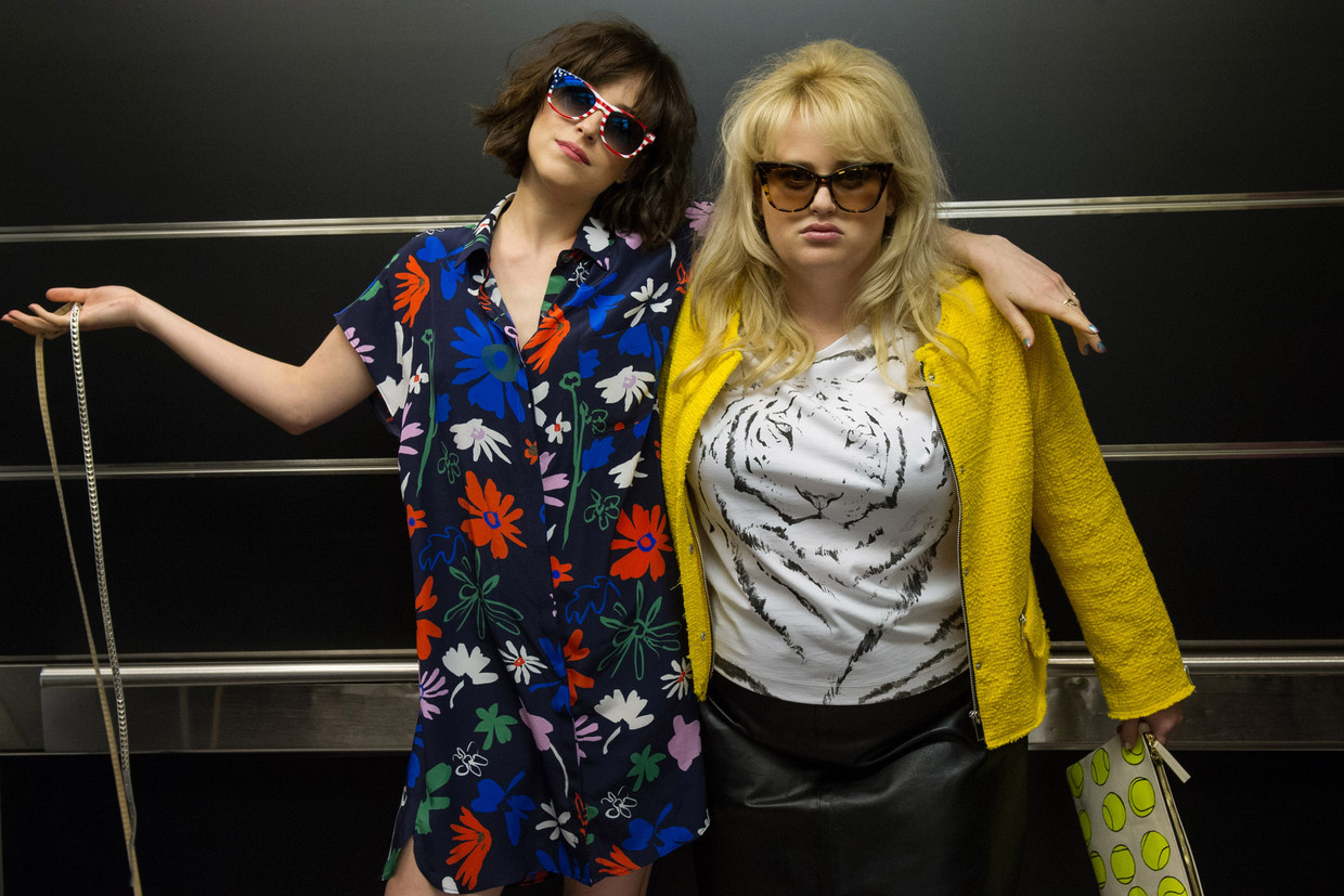 Rebel Wilson (r) as Dakota Johnson in 'How to Be Single' (2016).  Beld AP