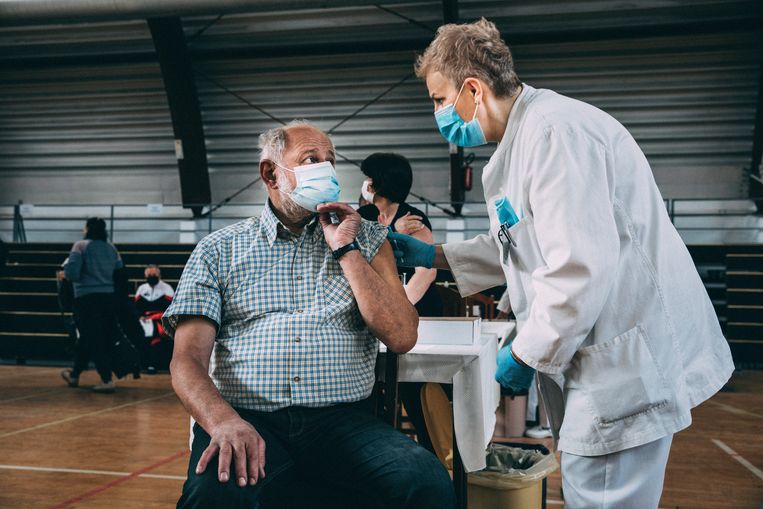De oude basketbalhal in Kragujevac, een stad in midden Servië, is omgetoverd tot priklocatie. ‘We hebben al meer dan 42 duizend prikken gezet’, zegt directeur Vasilije Antic. Beeld Marlena Waldthausen