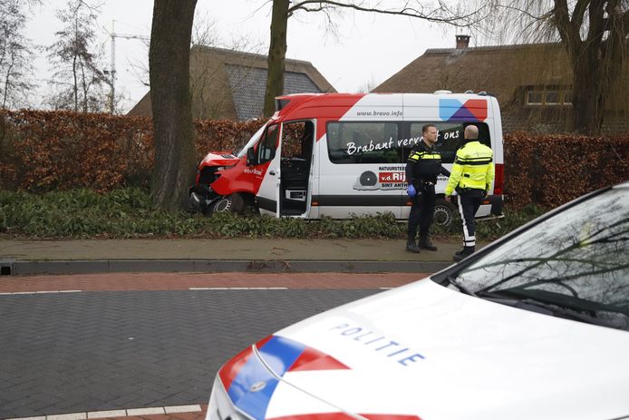 Aan de Dorpsstraat in de Ledeacker is vanochtend de bestuurder van een buurtbus onwel werd achter het stuur.