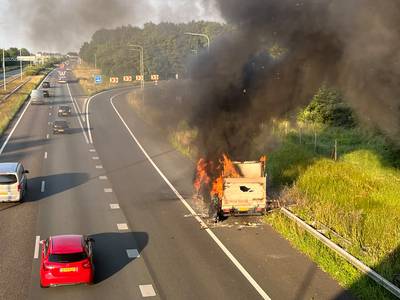 Bakwagen brandt volledig uit op A58 bij Bavel