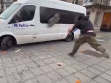 Un véhicule de police pris pour cible par les émeutiers à Bruxelles