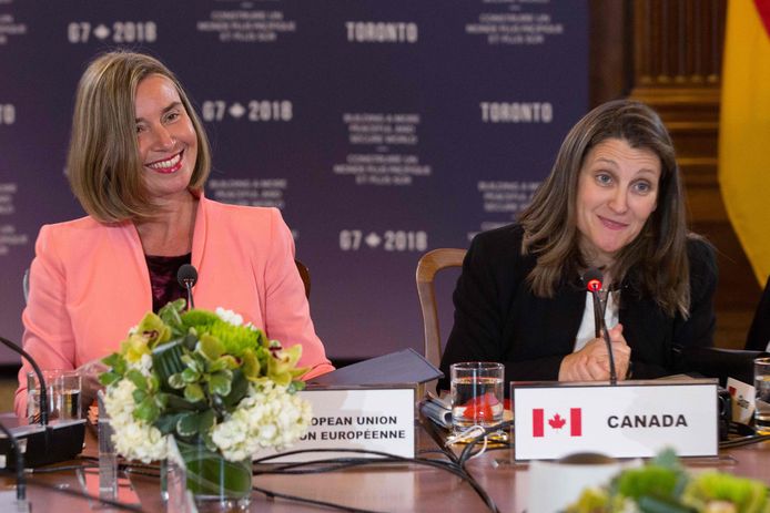Federica Mogherini, hoge vertegenwoordiger voor Buitenlandse Zaken van de EU, en Chrystia Freeland, de Canadese buitenlandminister,  tijdens de opening van de G7-top in Toronto.
