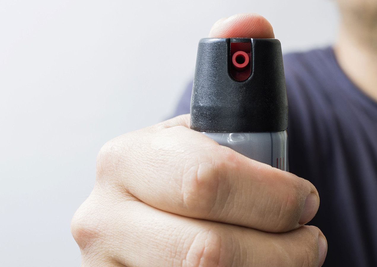 Doodsbange Osse vrouw spuit pepperspray in ogen loslopende hond ...