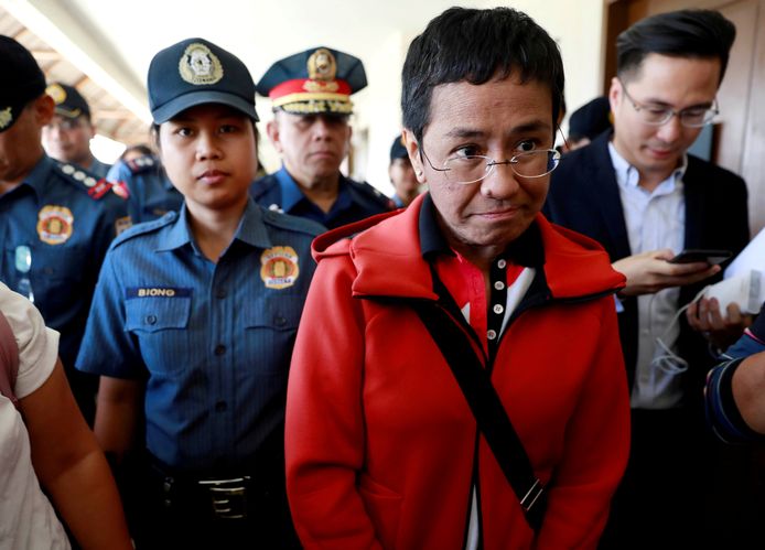 Nobelprijswinnares Maria Ressa wordt geëscorteerd door de Filipijnse politie in 2019.