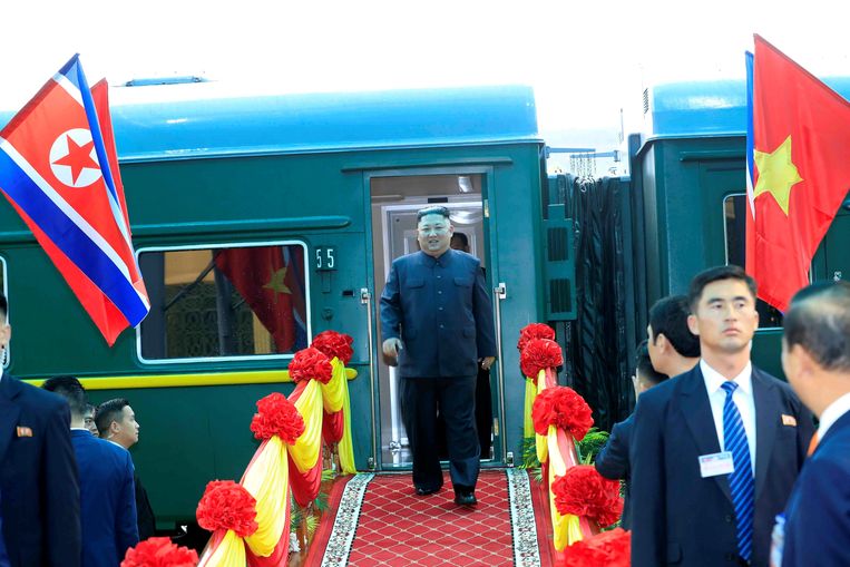 De Noord-Koreaanse leider Kim Jong-un arriveert per trein op het Vietnamese grensstation Dong Dang. Beeld REUTES