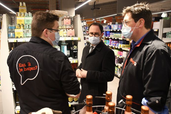 Justitieminister Vincent Van Quickenborne in zijn thuisstad Kortrijk in gesprek met Brecht en Arthur Devos, uitbaters van Proxy Delhaize in het winkelcentrum K in Kortrijk.