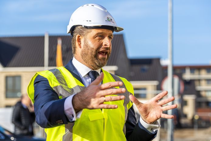 Minister Hugo de Jonge (Volkshuisvesting en Ruimtelijke Ordening) tijdens een rondleiding op een bouwplaats.