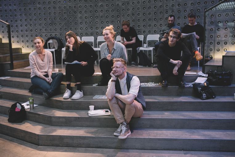 Ontroerend Goed-makers Aurélie Lannoy (in het zwart) en Babette Poncelet (centraal) op de repetities in Moskou. Beeld Daria Nesterovskaya