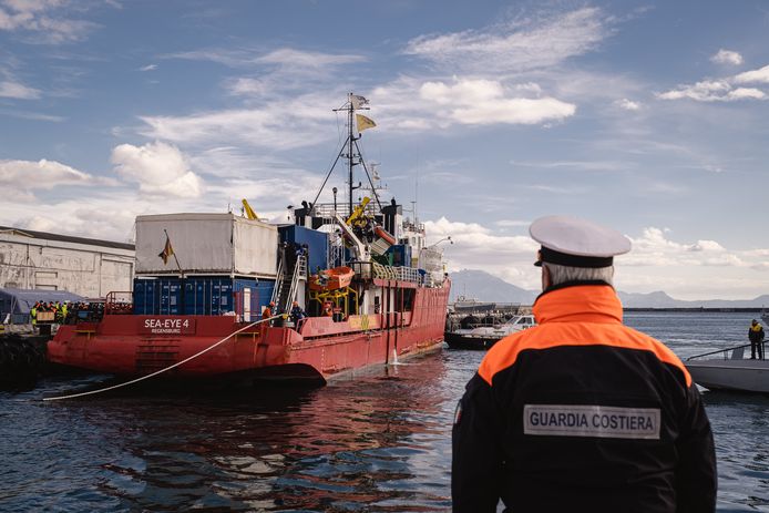 Archiefbeeld van februari. Het reddingsschip de Sea-Eye 4 komt aan in de haven van Napels met 109 migranten aan boord.