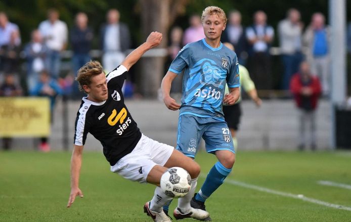 Wesley van Houten in duel met ex-Quick'20-speler Niels Leemhuis (Heracles)