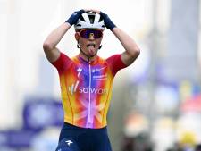 Demi Vollering soleert overtuigend naar winst Dwars door Vlaanderen