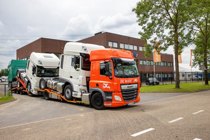 Alsnog klaar voor aflevering. Een aantal DAF-vrachtwagens - inclusief versnellingsbak met chips - verlaat het terrein van transportbedrijf De Rooy in Son.