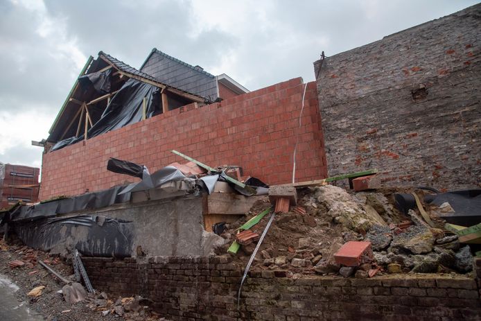 Van de ruwbouw schiet enkel nog puin over nadat een stormwind over de woning in de Lange Bergstraat raasde.