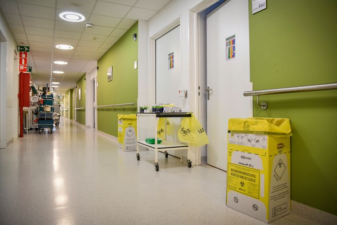 In het Sint-Blasius-ziekenhuis in Dendermonde wordt een verdieping klaargemaakt voor de opvang van patiënten met het coronavirus.