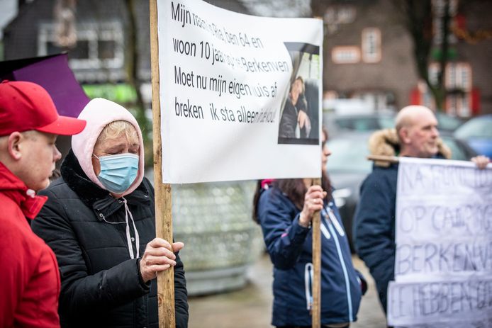 Bewoners en recreanten van camping Het Berkenven vroegen vlak voor de kerstdagen nog aandacht voor hun situatie met een demonstratie op het Raadhuisplein in Tubbergen.