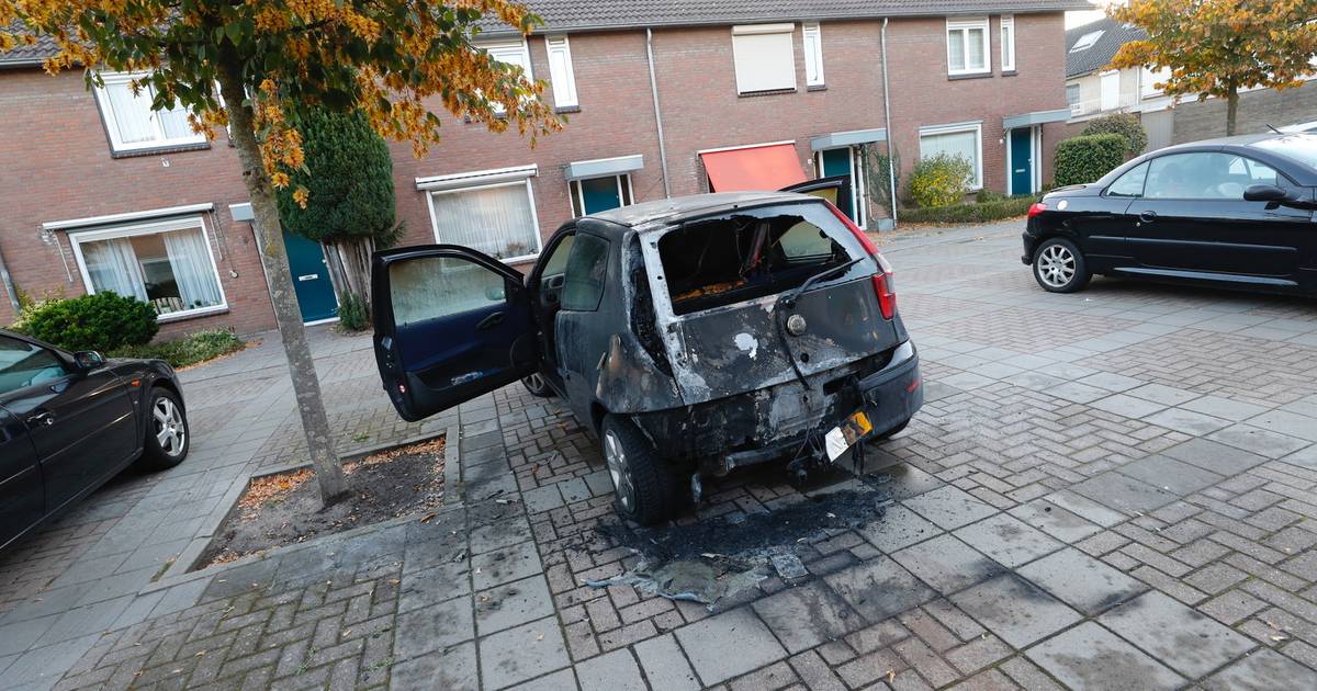 Auto in brand gestoken en brandbare vloeistof door brievenbus bij gezin
