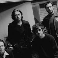 Arctic Monkeys maken comeback met charity single: beluister ‘Opening Night’