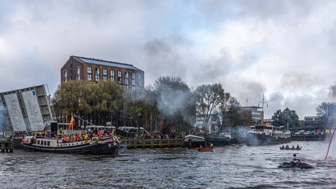 Duizenden Zwollenaren zien Sinterklaas met pakjesboot vol roetveegpieten aanmeren: ‘Blij dat het kan’