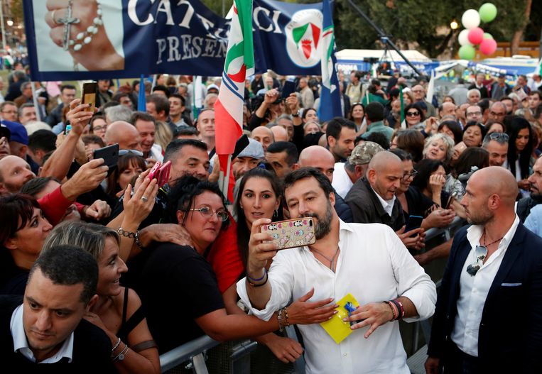Lega-partijleider Matteo Salvini neemt een selfie met supporters na de manifestatie in Rome op 19 oktober. Beeld REUTERS