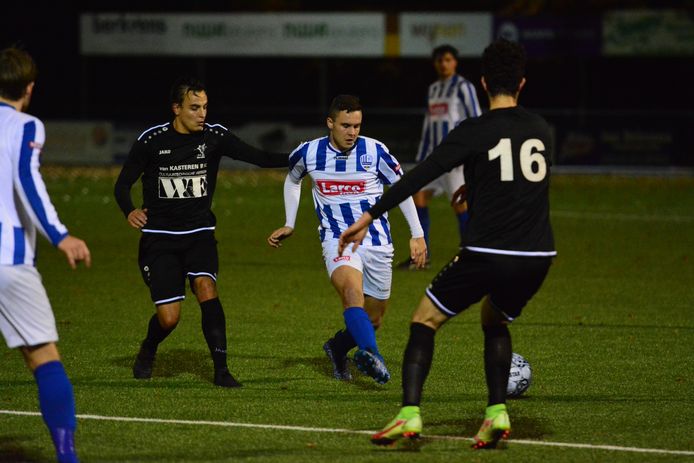 Max Sonnemans van Someren in duel met Twan Demin. Anwar Janssen (16) kijkt toe.