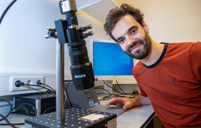 Jesse Buijs van Wageningen UR heeft eemapparaat ontwikkeld dat gebruikt kan worden bij restauratie van schilderijen.