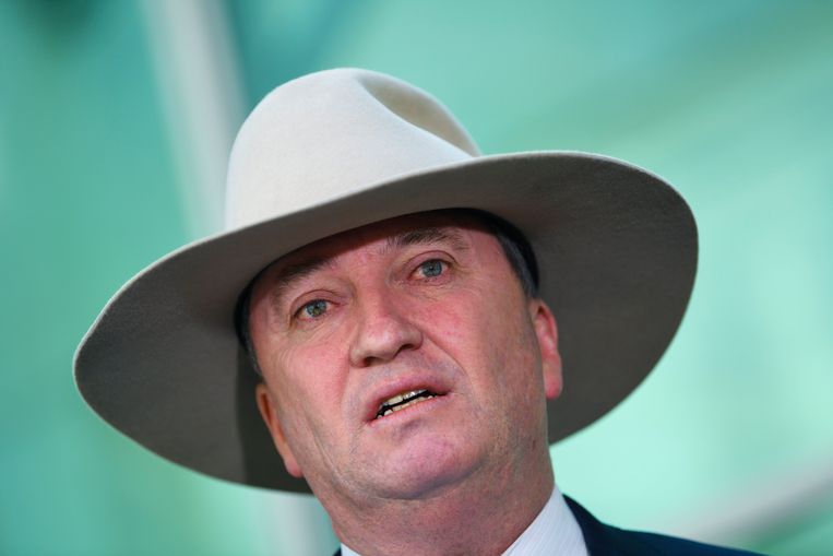 Toen na dagen van negatieve media-aandacht ook collega’s hem afvielen, koos Barnaby Joyce eieren voor zijn geld. Beeld EPA