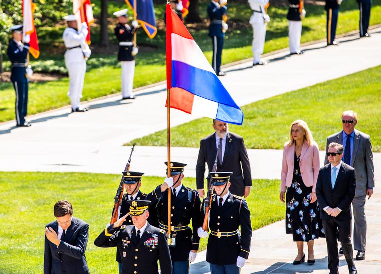 Premier Mark Rutte op weg naar de kranslegging, samen met Staff Sergeant Justin Courtney,  op de militaire begraafplaats Arlington National Cemetery voorafgaand aan zijn bezoek aan de Amerikaanse president Donald Trump. In het roze Minister Sigrid Kaag voor Buitenlandse Handel en Ontwikkelingssamenwerking (D66) op 2 juli 2018.  Beeld Freek van den Bergh