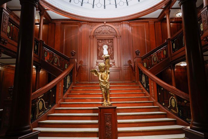 Een foto toont een replica van de Grand Staircase van het eerste klas gedeelte van de Titanic op de openingsdag van de XXL Titanic tentoonstelling in Paris Expo Porte de Versailles.