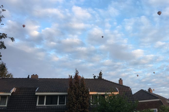 Ballonnen van Het Ballonfestival in Grave waren in de wijde omgeving te zien, zoals boven Nijmegen.