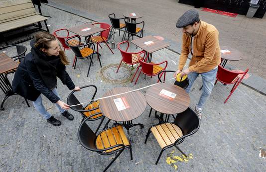 Terrasuitbaters in Utrecht zetten tafels en stoelen coronaproof uit.