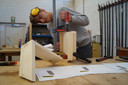 Remi Impe tijdens het maken van z'n werkstuk in massief hout.