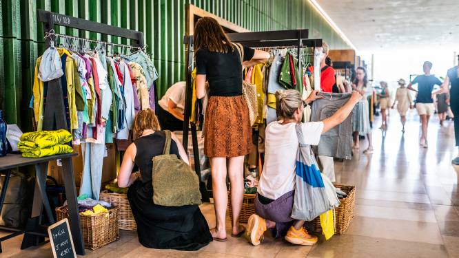 Modekoopjes scoren op de Arnhemse Stockdagen: ‘Eindelijk een mouwloos colbert gevonden!’