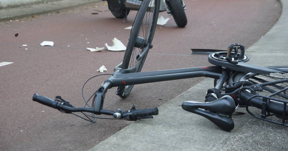 Gewonde bij botsing tussen scooterrijder en fietsster in Loon op Zand.